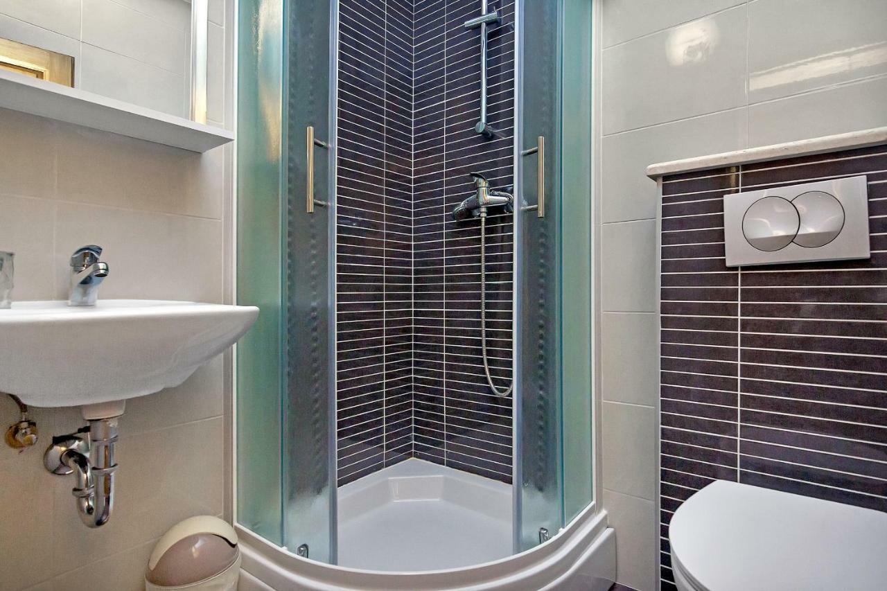 Apartmani Nikola Zastražišće Zewnętrze zdjęcie