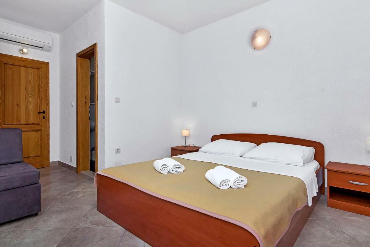 Apartmani Nikola Zastražišće Zewnętrze zdjęcie