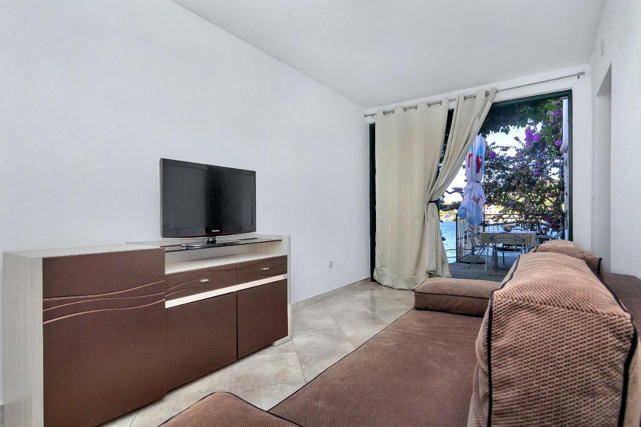 Apartmani Nikola Zastražišće Zewnętrze zdjęcie