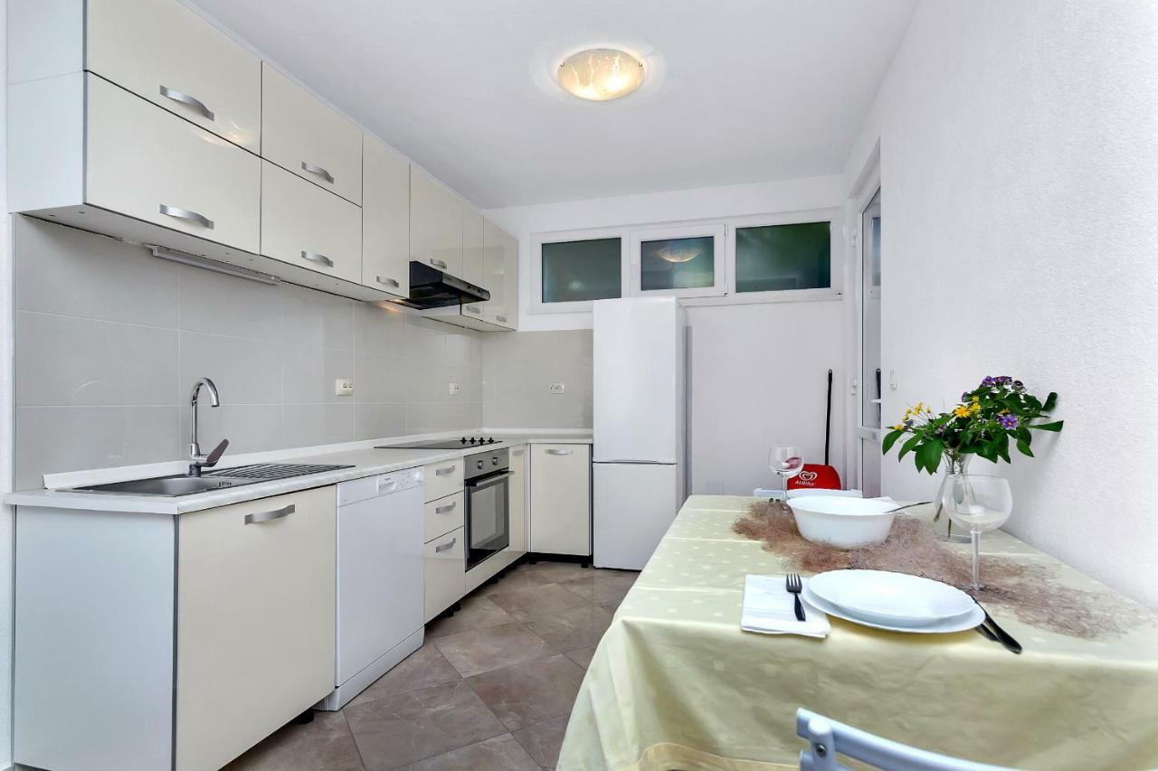 Apartmani Nikola Zastražišće Zewnętrze zdjęcie
